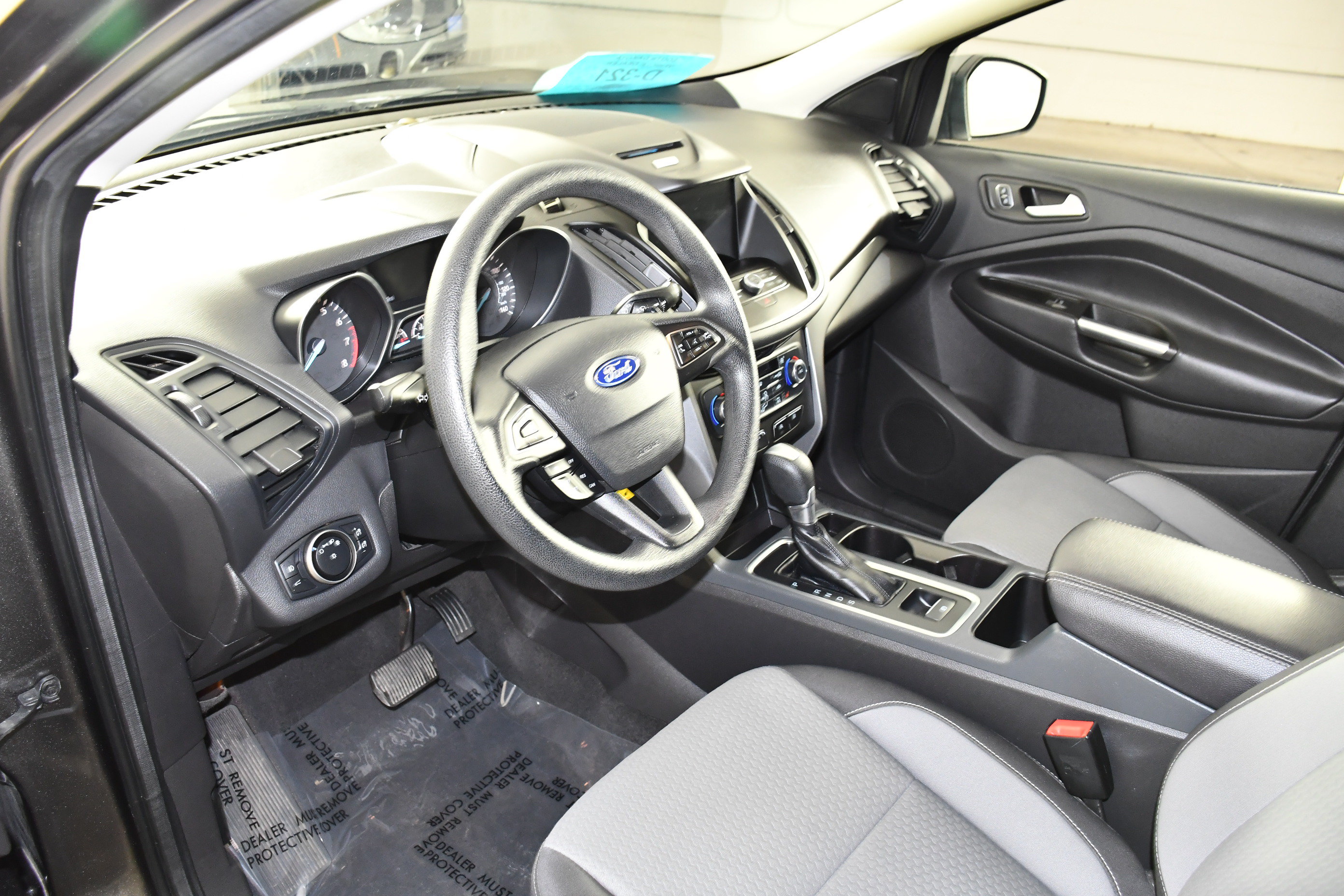 Used 2017 Ford Escape SE w/ Equipment Group 201A AWD/4WD image 2