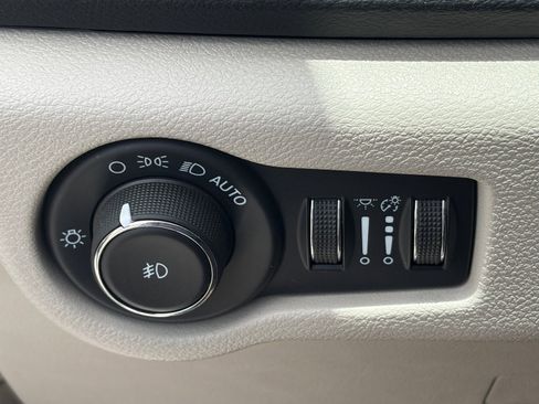 Used 2022 Chrysler Pacifica Touring-L FWD image 22