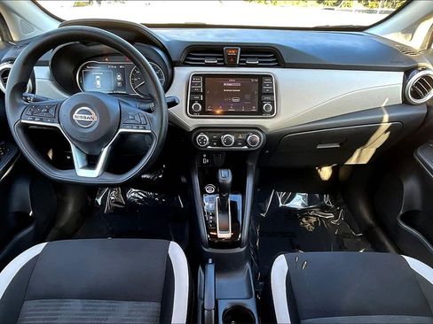 Used 2022 Nissan Versa SV image 8
