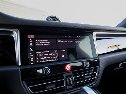 Certified 2026 Porsche Macan image 18