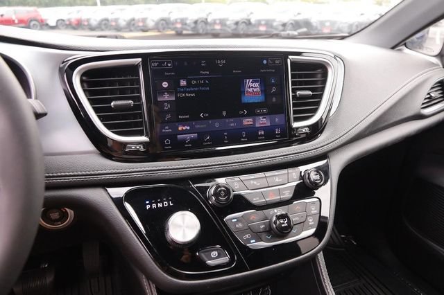 Used 2025 Chrysler Pacifica Limited FWD image 18
