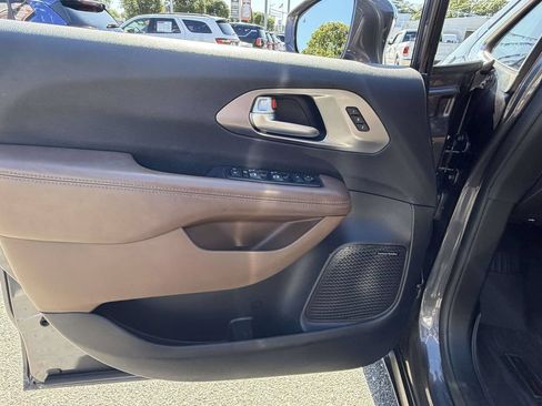 Used 2017 Chrysler Pacifica Limited FWD image 27