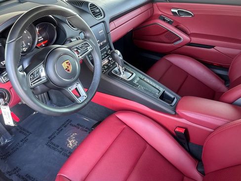 Used 2022 Porsche 718 Cayman RWD image 9