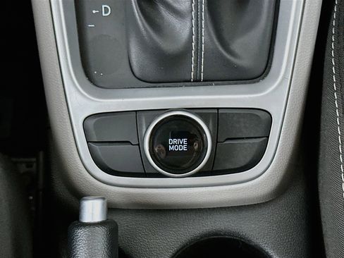 Used 2025 Hyundai Venue SEL FWD image 25