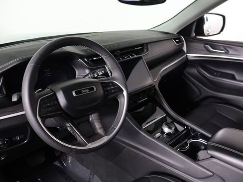 Used 2023 Jeep Grand Cherokee Limited w/ Black Appearance Package AWD/4WD image 27
