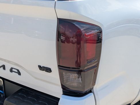 Used 2020 Toyota Tacoma SR5 AWD/4WD image 12
