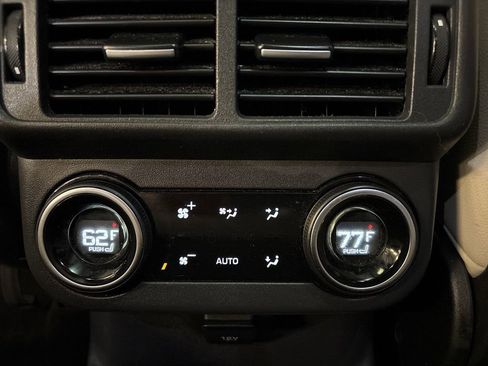 Used 2021 Land Rover Range Rover Velar R-Dynamic S image 38