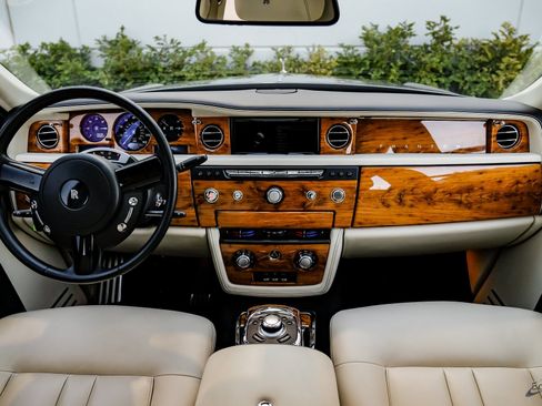 Used 2014 Rolls-Royce Phantom Sedan image 28