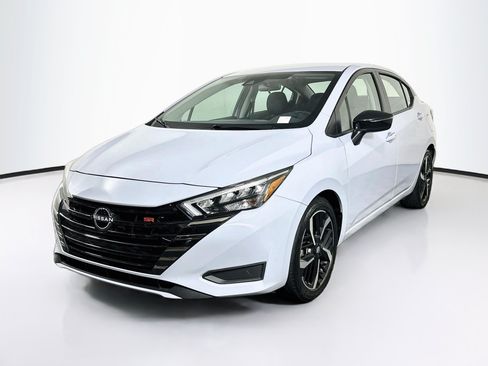 Used 2025 Nissan Versa SR FWD image 3