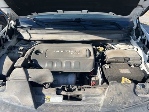 Used 2018 Jeep Cherokee Latitude Plus w/ Cold Weather Group AWD/4WD image 9