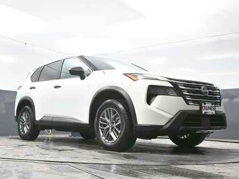 Used 2024 Nissan Rogue S image 48