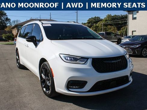 Used 2023 Chrysler Pacifica Limited w/ S Appearance Package image 2