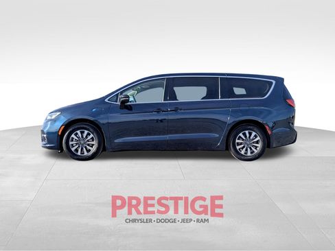 Used 2024 Chrysler Pacifica Select image 12