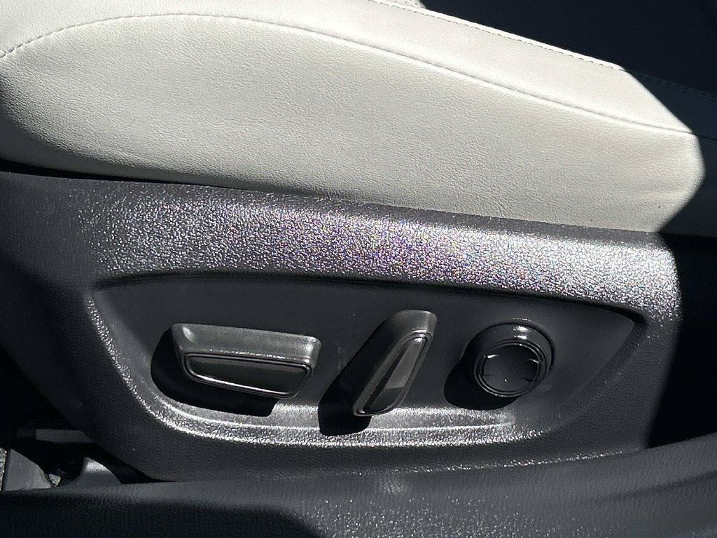 Used 2025 Toyota Prius XLE FWD image 25