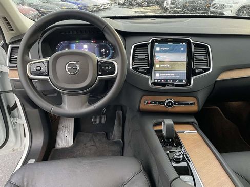 Used 2025 Volvo XC90 B5 Plus image 4
