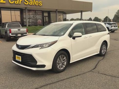 Used 2025 Toyota Sienna LE FWD image 4