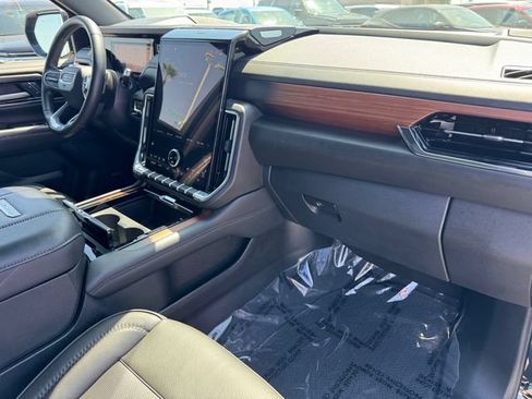 Used 2025 GMC Yukon XL Denali AWD/4WD image 6
