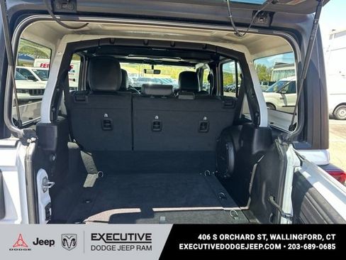 Used 2023 Jeep Wrangler Unlimited Sahara w/ Cold Weather Group AWD/4WD image 7