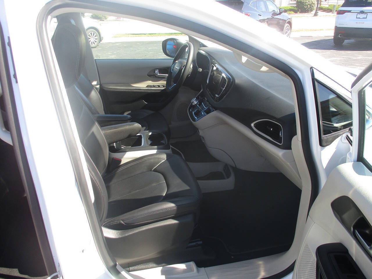 Used 2023 Chrysler Pacifica Touring-L FWD image 9