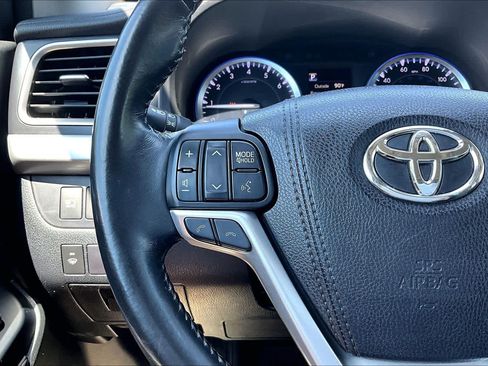 Used 2017 Toyota Highlander XLE AWD/4WD image 24