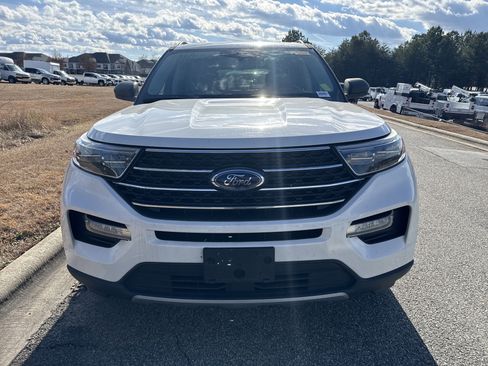 Used 2020 Ford Explorer XLT w/ Equipment Group 202A image 3