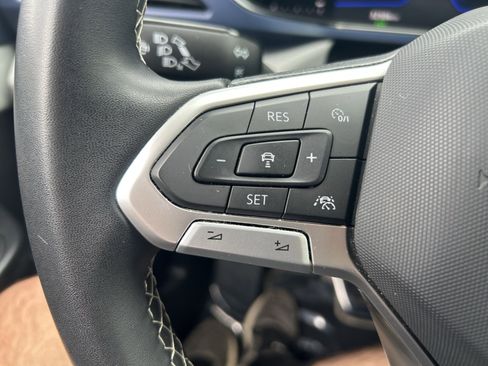 Used 2023 Volkswagen Taos SE w/ Black Wheel Package image 18