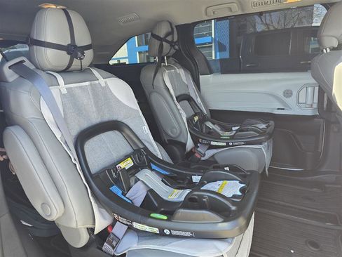 Used 2025 Toyota Sienna XLE w/ XLE Plus Package image 8