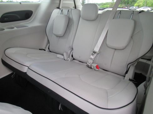 Used 2017 Chrysler Pacifica Platinum FWD image 36