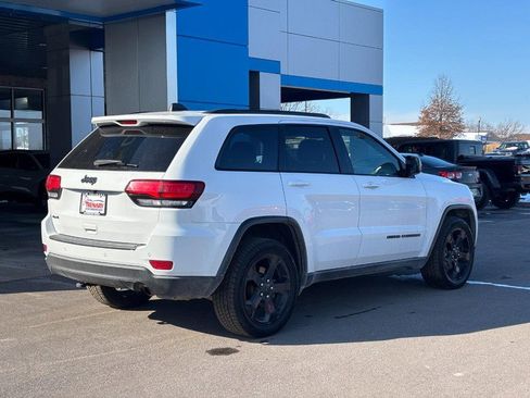 Used 2019 Jeep Grand Cherokee Laredo image 3
