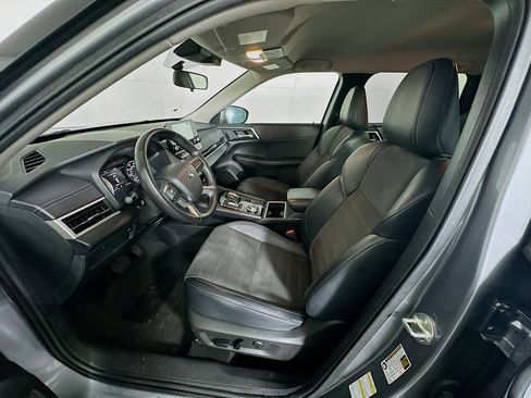 Used 2024 Mitsubishi Outlander SE image 13