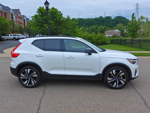 Used 2025 Volvo XC40 B5 Plus AWD/4WD image 10
