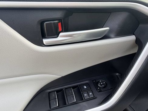 Used 2025 Toyota RAV4 XLE FWD image 26