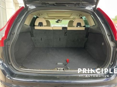Used 2016 Volvo XC60 T6 w/ Climate Package AWD/4WD image 12