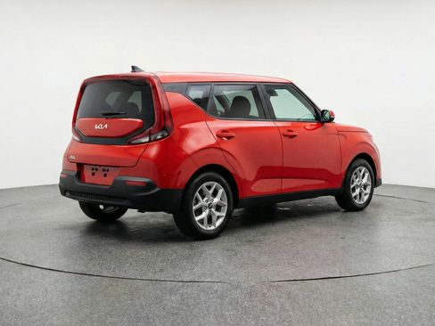 Used 2025 Kia Soul LX w/ LX Technology Package FWD image 9