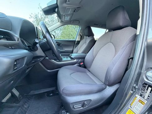 Used 2021 Toyota Highlander LE FWD image 9