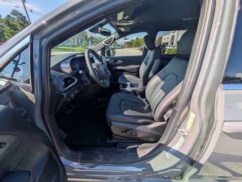 New 2025 Chrysler Pacifica Select FWD image 17