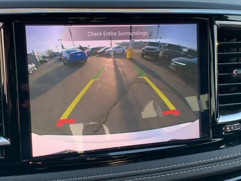 Used 2025 Chrysler Pacifica Limited image 18