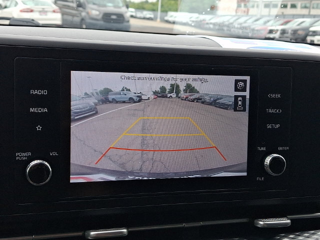Used 2022 Kia Carnival LX FWD image 17