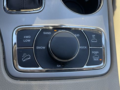 Used 2019 Jeep Grand Cherokee Overland AWD/4WD image 52