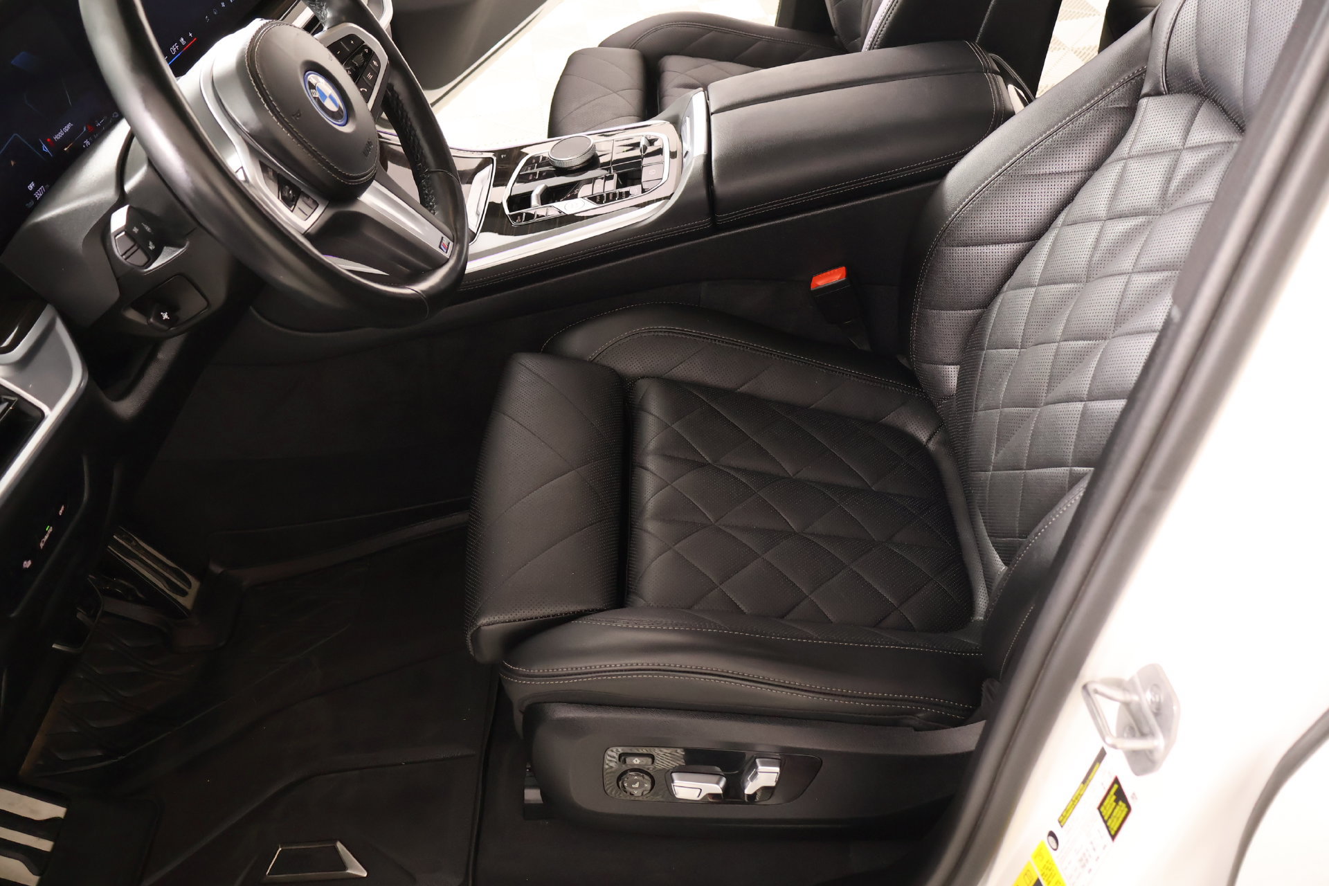 Used 2024 BMW X5 xDrive50e w/ M Sport Package AWD/4WD image 12
