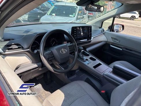 Used 2022 Toyota Sienna LE image 32