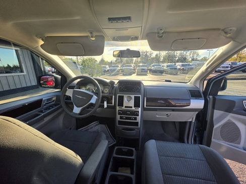 Used 2010 Chrysler Town & Country Touring FWD image 10