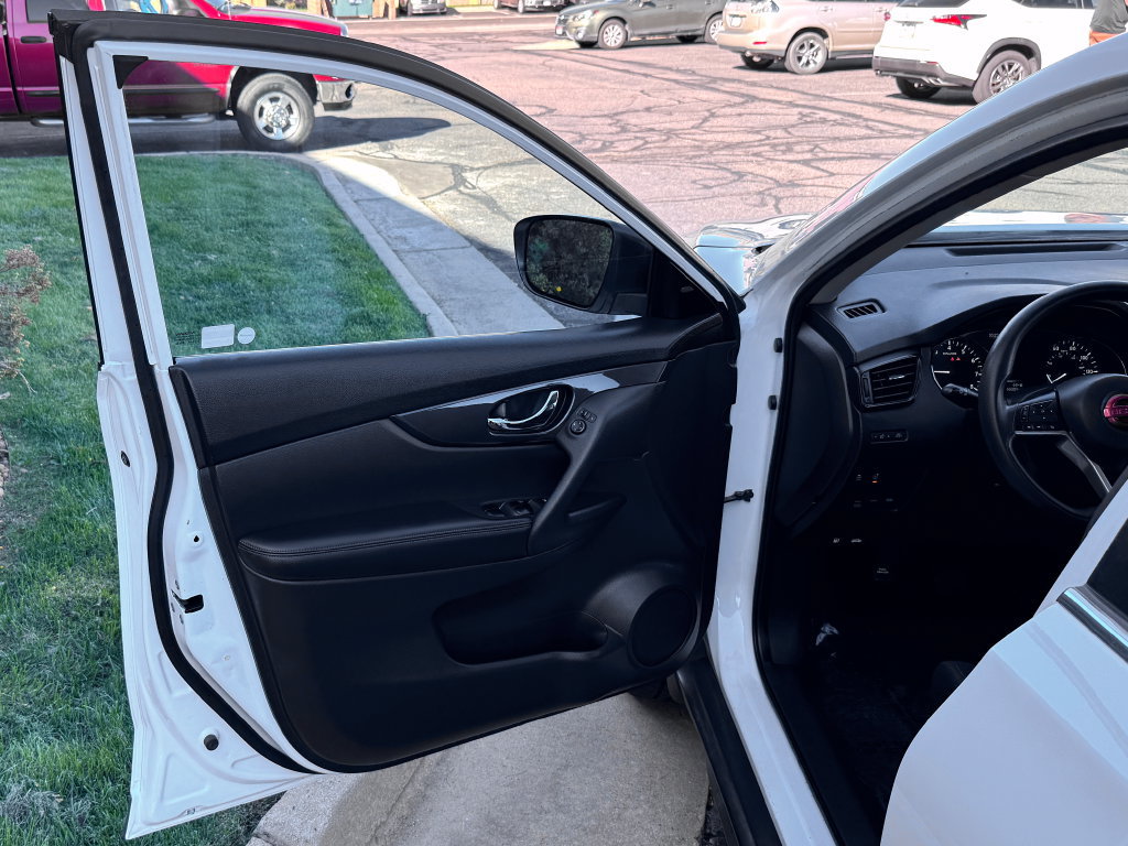 Used 2017 Nissan Rogue S AWD/4WD image 15