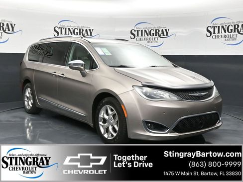Used 2017 Chrysler Pacifica Limited w/ UConnect Theater Package image 1