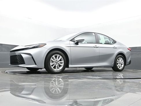Used 2025 Toyota Camry LE image 28