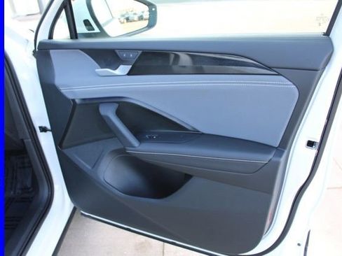 Used 2025 Volkswagen Tiguan SE w/ Panoramic Sunroof Package image 22