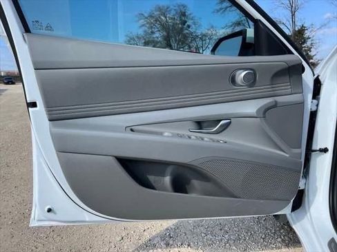 Used 2025 Hyundai Elantra Sport image 13