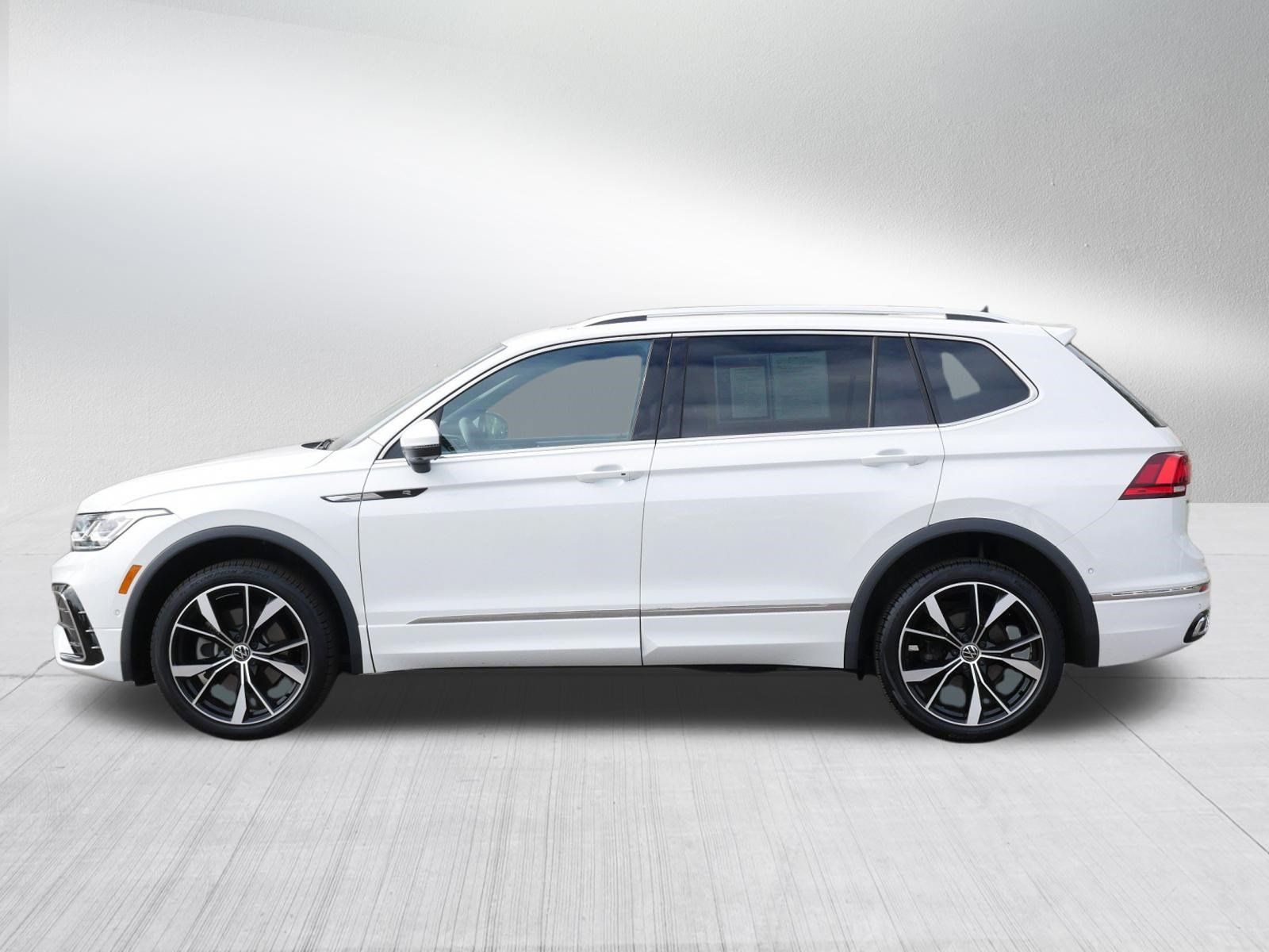 Used 2024 Volkswagen Tiguan SEL R-Line AWD/4WD image 4