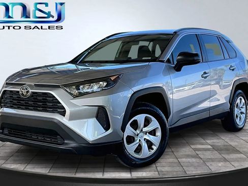 Used 2019 Toyota RAV4 LE FWD image 1