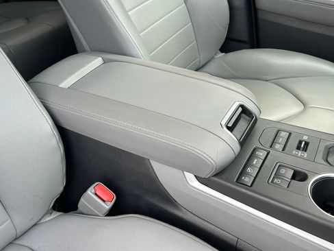 Used 2022 Toyota Highlander XLE AWD/4WD image 46